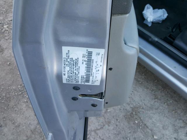 1FAFP34N95W153600 - 2005 FORD FOCUS ZX4 SILVER photo 10