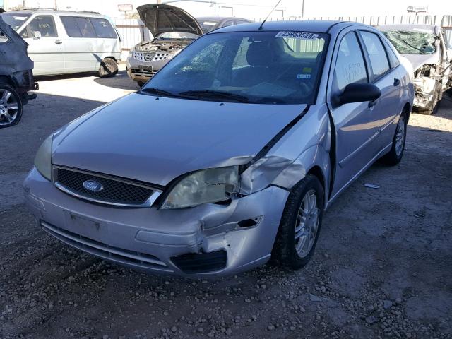 1FAFP34N95W153600 - 2005 FORD FOCUS ZX4 SILVER photo 2