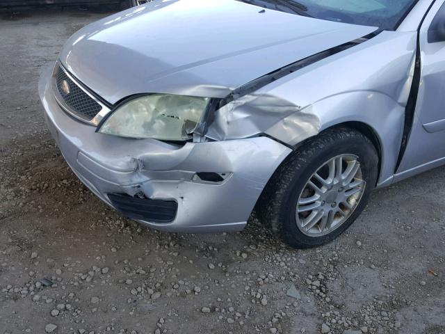 1FAFP34N95W153600 - 2005 FORD FOCUS ZX4 SILVER photo 9