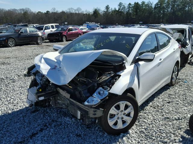 5NPDH4AE8GH770858 - 2016 HYUNDAI ELANTRA SE WHITE photo 2