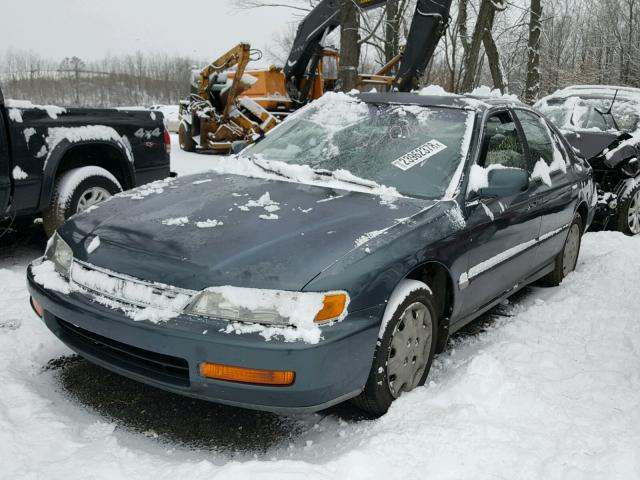 1HGCD5631TA196109 - 1996 HONDA ACCORD LX GREEN photo 2