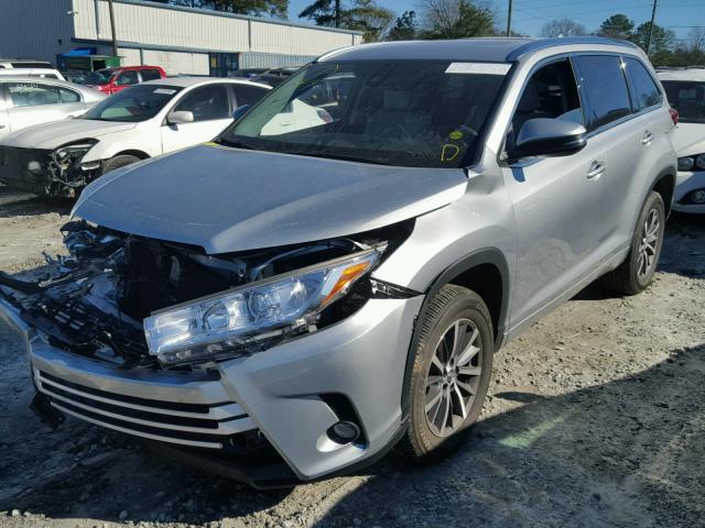 5TDKZRFH1HS513069 - 2017 TOYOTA HIGHLANDER SILVER photo 2