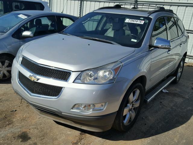 1GNER33D09S104878 - 2009 CHEVROLET TRAVERSE L SILVER photo 2