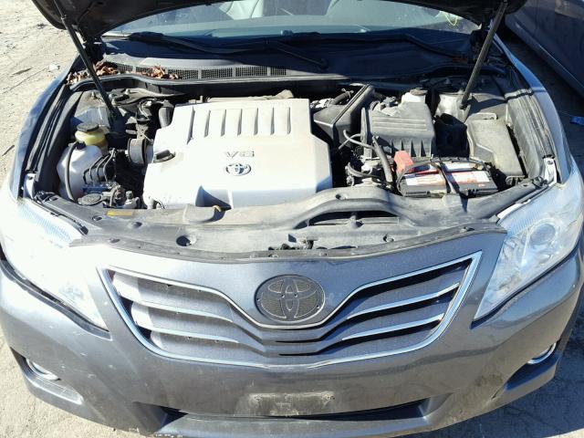 4T1BK3EK7AU602267 - 2010 TOYOTA CAMRY SE GRAY photo 7