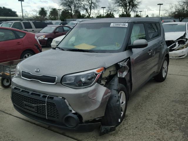 KNDJN2A24F7220162 - 2015 KIA SOUL GRAY photo 2