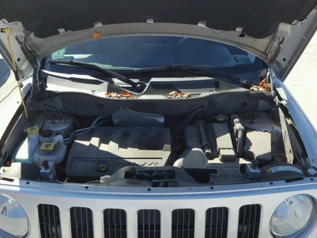 1J8FF28W28D772123 - 2008 JEEP PATRIOT SP SILVER photo 7