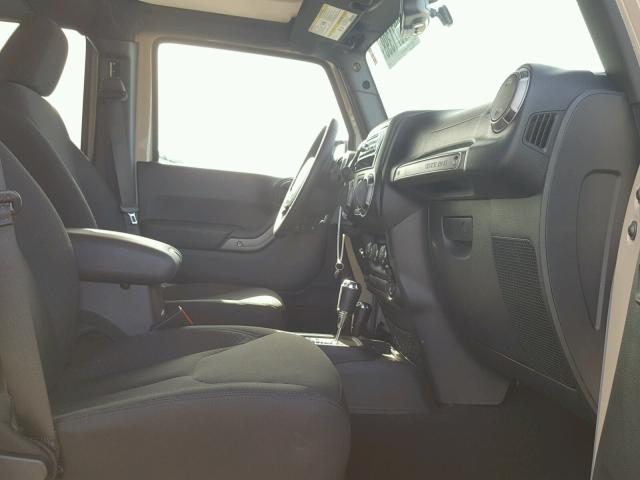 1C4BJWDG7GL316875 - 2016 JEEP WRANGLER U CREAM photo 5