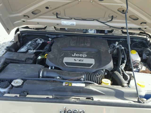 1C4BJWDG7GL316875 - 2016 JEEP WRANGLER U CREAM photo 7