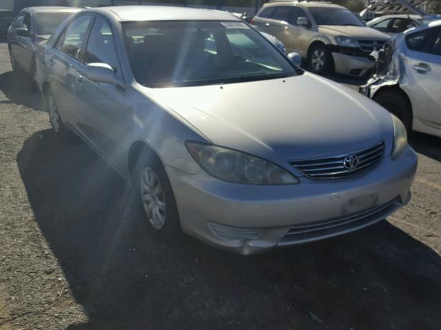 4T1BE32K15U395439 - 2005 TOYOTA CAMRY LE SILVER photo 1