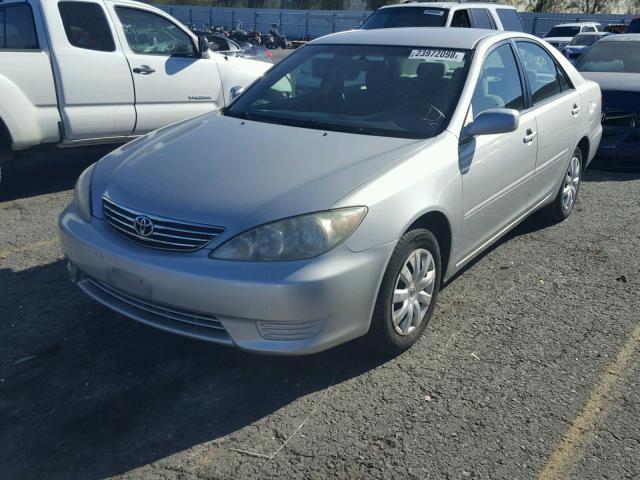 4T1BE32K15U395439 - 2005 TOYOTA CAMRY LE SILVER photo 2