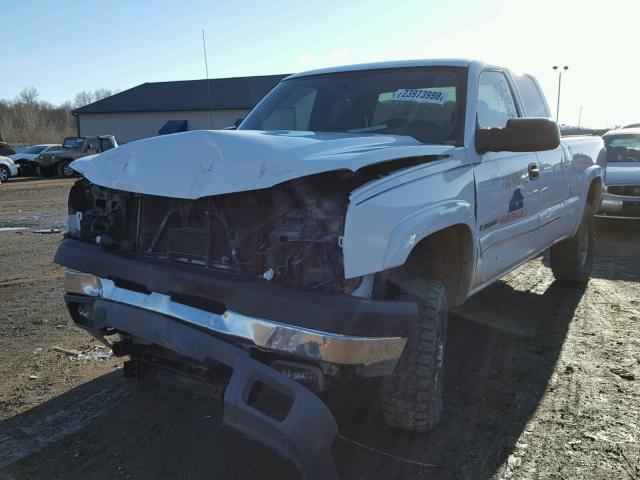 1GCHK29U55E151845 - 2005 CHEVROLET SILVERADO WHITE photo 2