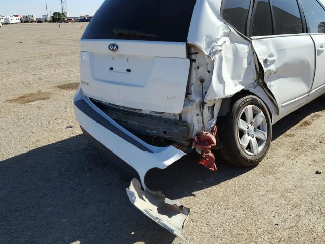 KNAFG525787200563 - 2008 KIA RONDO BASE WHITE photo 9