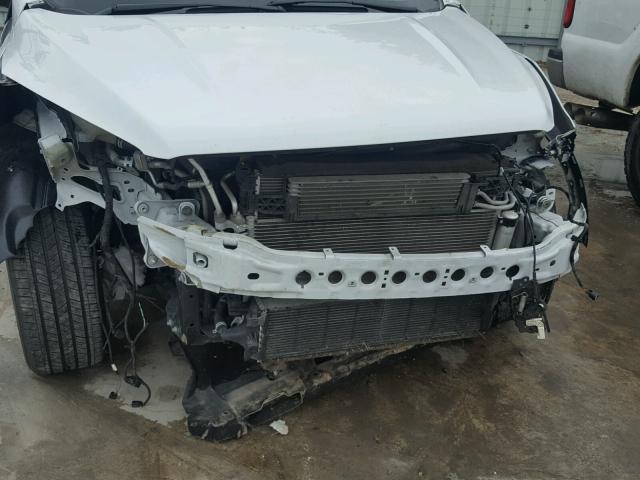 1FMCU9GD2HUB05637 - 2017 FORD ESCAPE SE WHITE photo 9