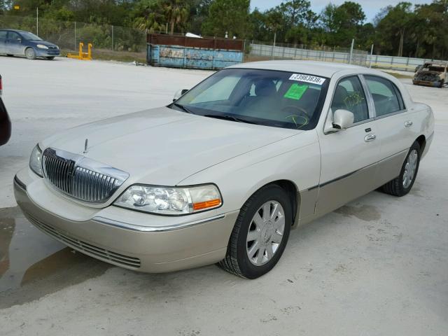 1LNHM83W34Y652085 - 2004 LINCOLN TOWN CAR U SILVER photo 2