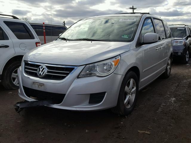 2V8HW34139R560060 - 2009 VOLKSWAGEN ROUTAN SE SILVER photo 2