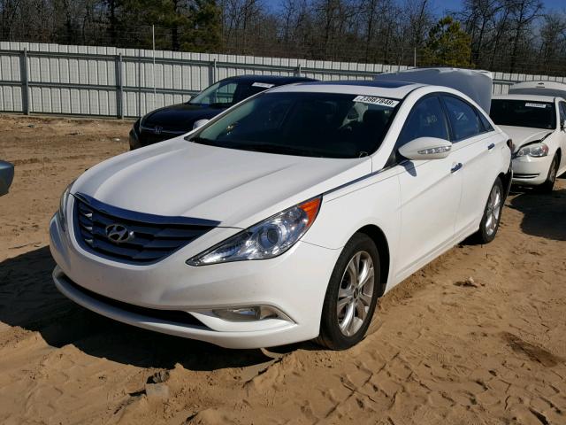 5NPEC4AC8BH229268 - 2011 HYUNDAI SONATA SE WHITE photo 2