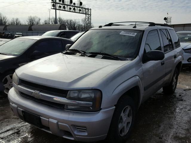 1GNDT13S952171988 - 2005 CHEVROLET TRAILBLAZE SILVER photo 2