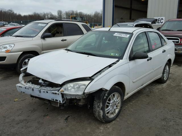 1FAFP34N47W305253 - 2007 FORD FOCUS ZX4 WHITE photo 2