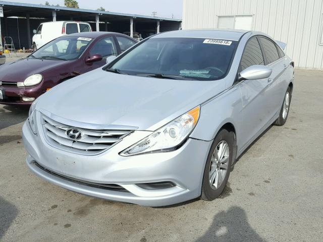 5NPEB4AC2CH476872 - 2012 HYUNDAI SONATA GLS SILVER photo 2