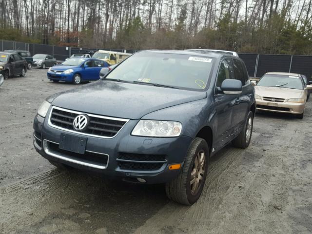 WVGMM77L85D008597 - 2005 VOLKSWAGEN TOUAREG 4. GRAY photo 2