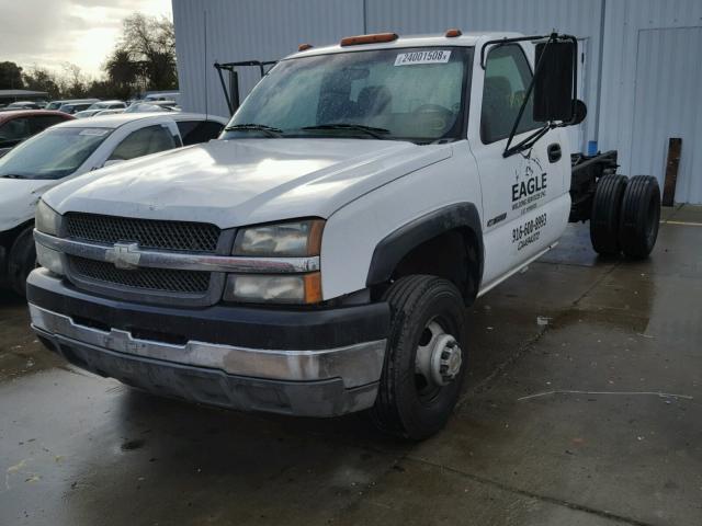 1GBJC34U84E220218 - 2004 CHEVROLET SILVERADO WHITE photo 2