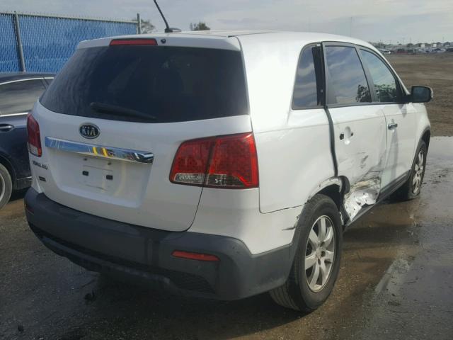 5XYKT3A11BG087820 - 2011 KIA SORENTO BA WHITE photo 4