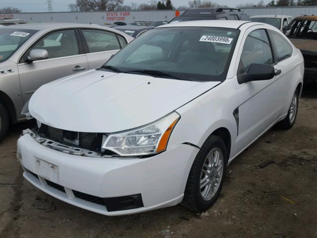 1FAHP33N98W201384 - 2008 FORD FOCUS SE WHITE photo 2