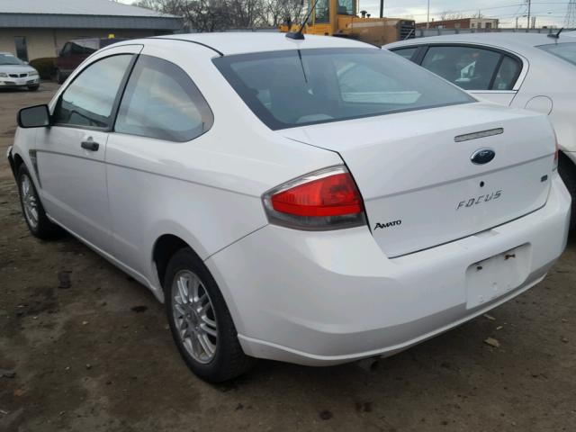 1FAHP33N98W201384 - 2008 FORD FOCUS SE WHITE photo 3