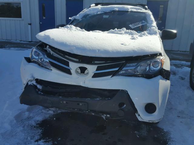 JTMBFREV5FD097990 - 2015 TOYOTA RAV4 LE WHITE photo 7