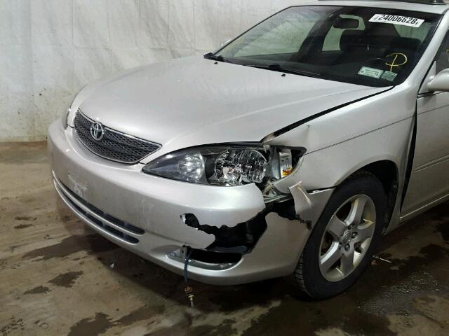 JTDBE32K820072528 - 2002 TOYOTA CAMRY LE SILVER photo 9