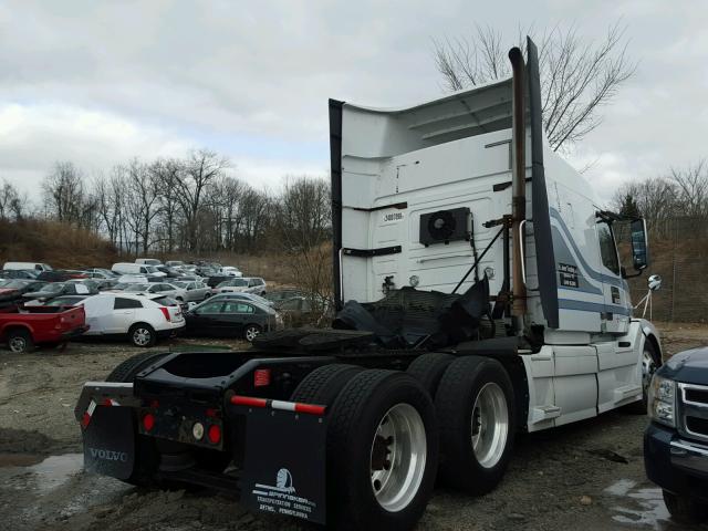 4V4NC9EJXBN295055 - 2011 VOLVO VN VNL WHITE photo 4