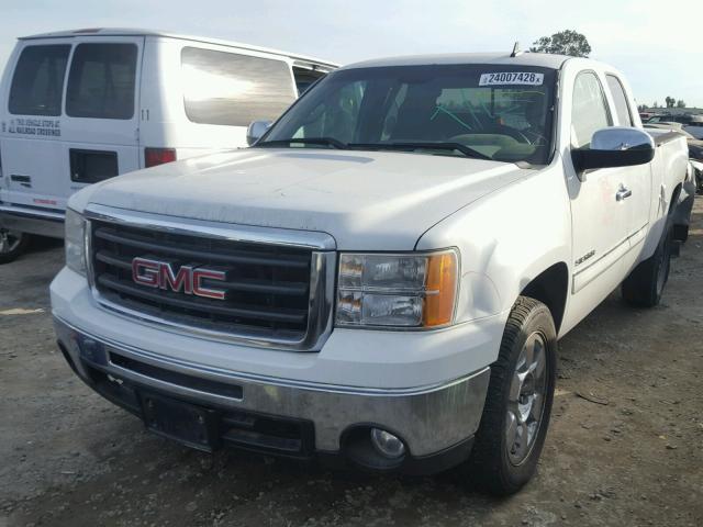 1GTR1VE00BZ235233 - 2011 GMC SIERRA C15 WHITE photo 2