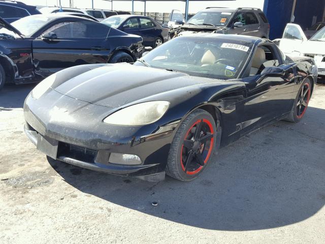 1G1YY24U555109741 - 2005 CHEVROLET CORVETTE BLACK photo 2