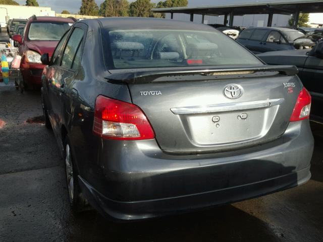 JTDBT923671132308 - 2007 TOYOTA YARIS GRAY photo 3