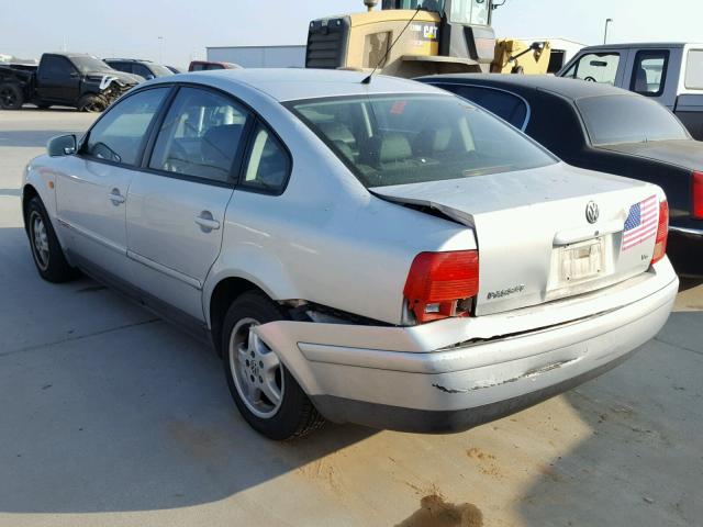 WVWMD63B9XE024896 - 1999 VOLKSWAGEN PASSAT GLS SILVER photo 3