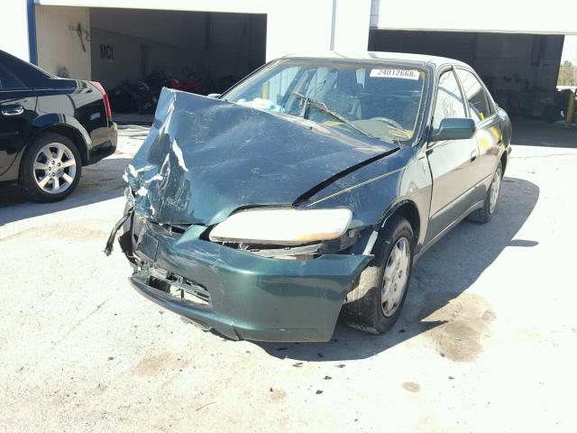 1HGCG5649WA140715 - 1998 HONDA ACCORD LX GREEN photo 2