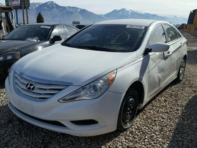 5NPEB4AC1BH012275 - 2011 HYUNDAI SONATA GLS WHITE photo 2