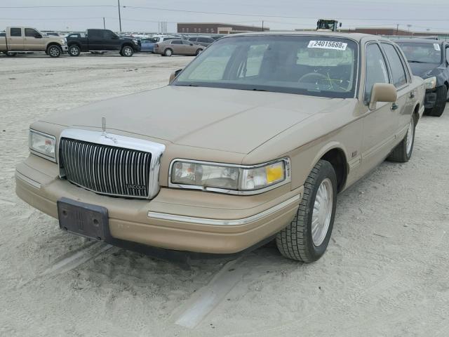 1LNLM82W3TY709413 - 1996 LINCOLN TOWN CAR S GOLD photo 2