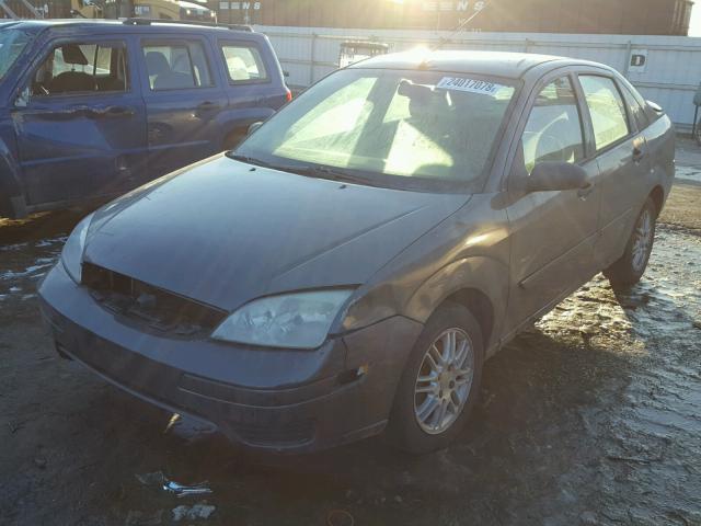1FAFP34N25W105050 - 2005 FORD FOCUS ZX4 GRAY photo 2