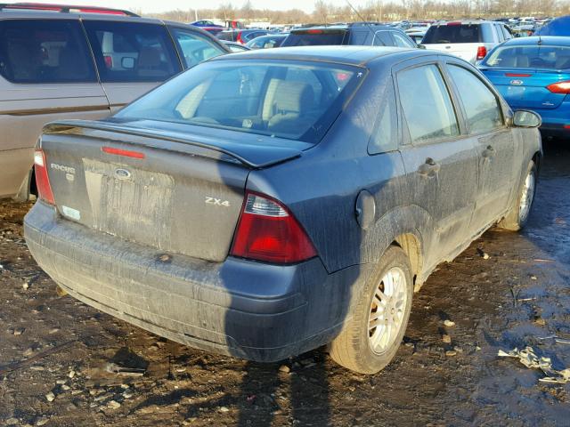 1FAFP34N25W105050 - 2005 FORD FOCUS ZX4 GRAY photo 4