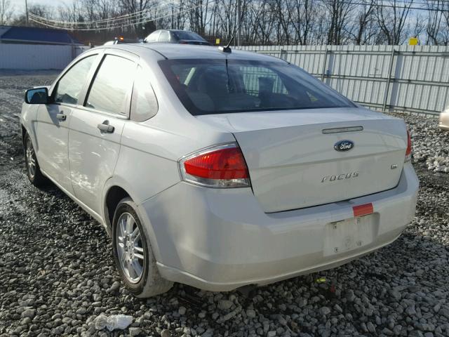 1FAHP3FN3AW109625 - 2010 FORD FOCUS SE WHITE photo 3