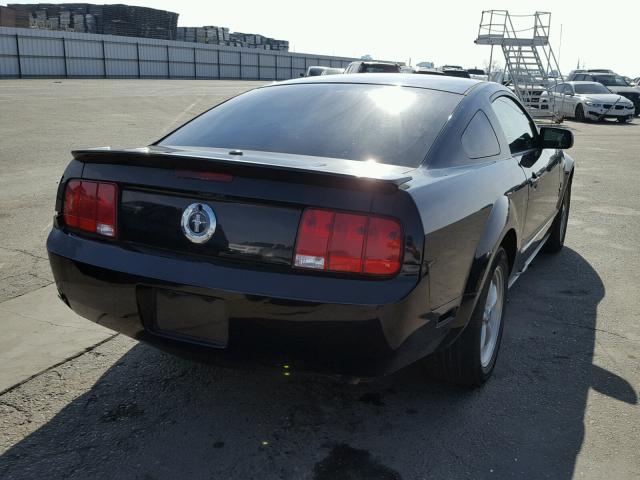 1ZVHT80N585164912 - 2008 FORD MUSTANG BLACK photo 4