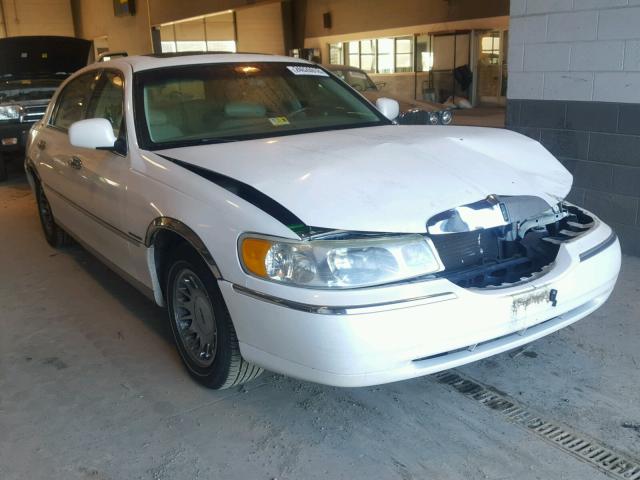 1LNHM83W01Y607679 - 2001 LINCOLN TOWN CAR C WHITE photo 1