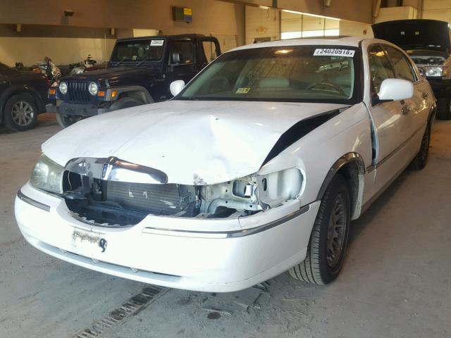 1LNHM83W01Y607679 - 2001 LINCOLN TOWN CAR C WHITE photo 2