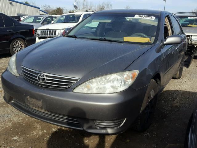 4T1BE32K45U583758 - 2005 TOYOTA CAMRY LE GRAY photo 2