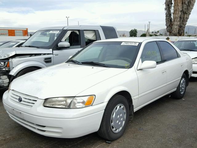 JT2BG22K0X0321134 - 1999 TOYOTA CAMRY LE WHITE photo 2