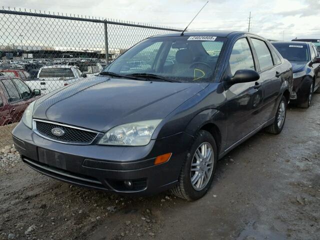 1FAFP34N45W148322 - 2005 FORD FOCUS ZX4 GRAY photo 2