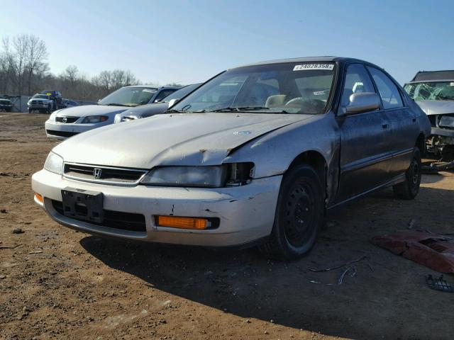 1HGCD5694TA277335 - 1996 HONDA ACCORD VAL TWO TONE photo 2