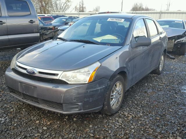 1FAHP35N89W224461 - 2009 FORD FOCUS SE GRAY photo 2