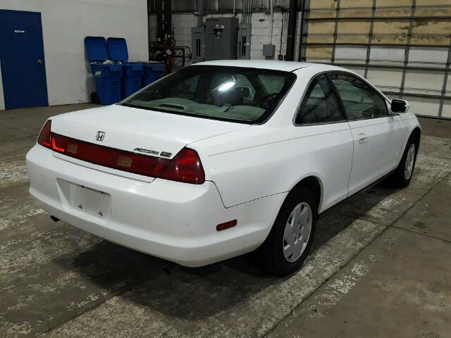 1HGCG224XYA038072 - 2000 HONDA ACCORD LX WHITE photo 4